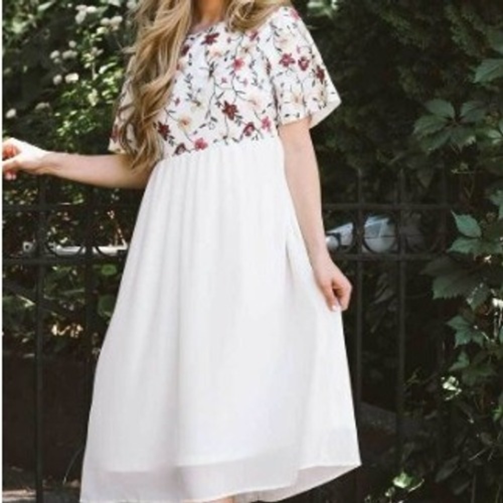 JESSAKAE Women's XS Floral Embroidered White Midi Dress Short Sleeve Layered